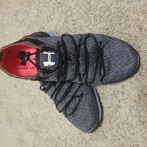 Under armour tenis shoes